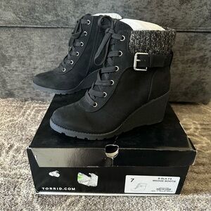 NWT Torrid Wedge Booties Faux Suede Sweater Trim Black 7WW